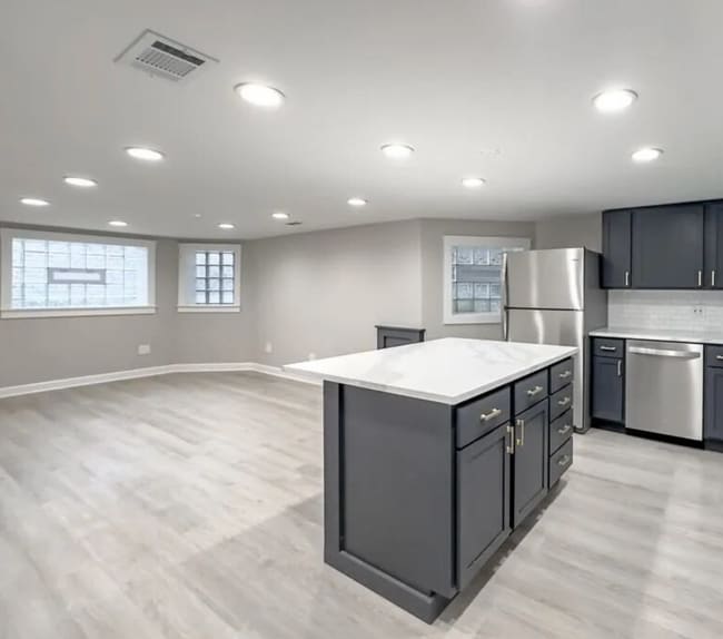 Building Photo - 1536 N Hamlin Ave Unit g