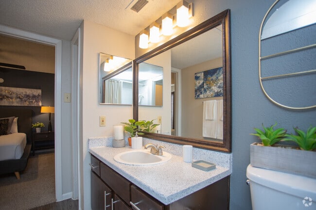 2BR, 2BA - 996SF - B2 Model - Laurel Heights at Cityview