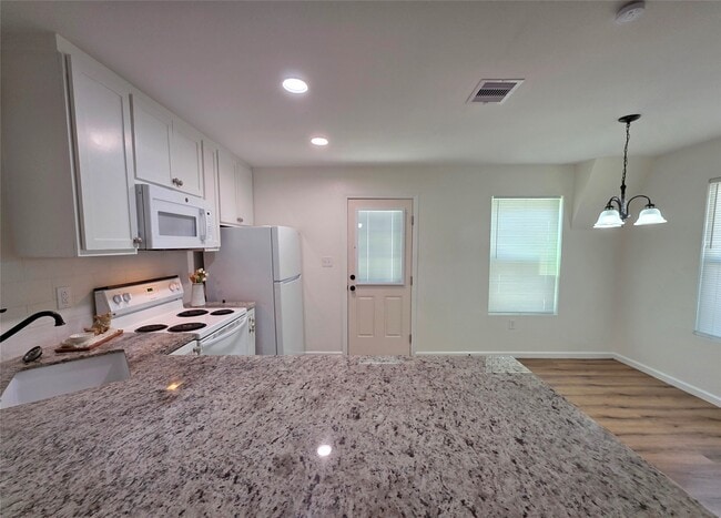 Building Photo - 5422 Pine Ave