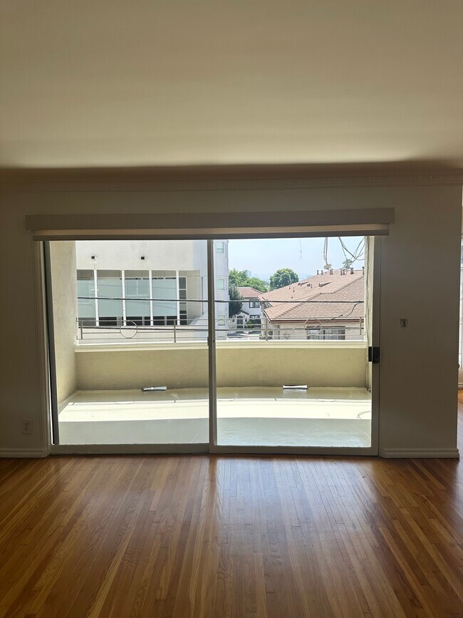 Photo - 8218 De Longpre Ave