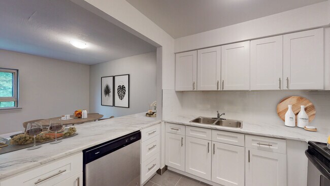 Photo - 323 Niagara Blvd