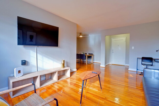 Photo - 1420 W Abingdon Dr Unit FL4-ID1045261P