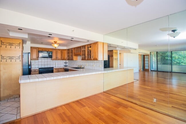 Photo - 101 Lombard St