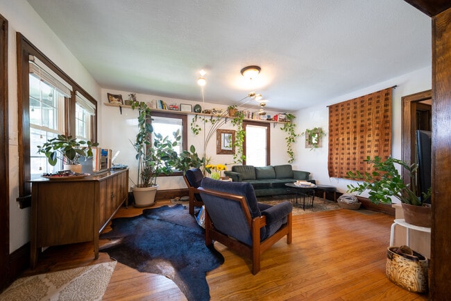 Building Photo - 817 Central Ave W