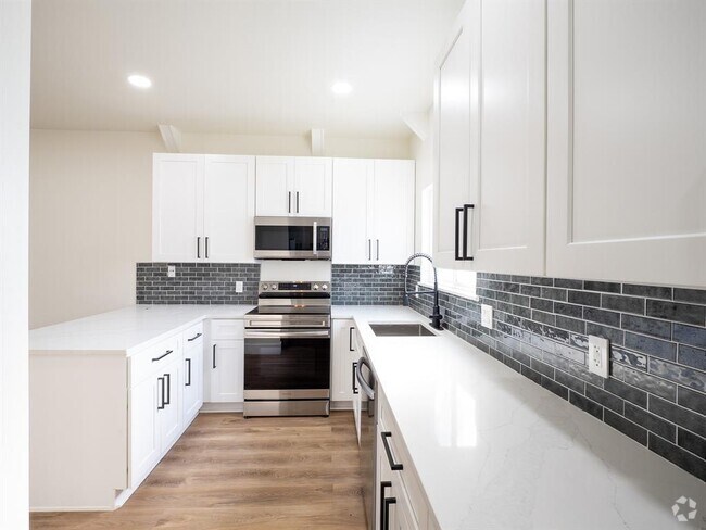 Building Photo - 210 Mockingbird Ln W Unit 2 Rental