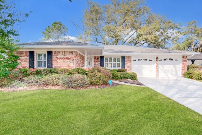 Building Photo - Beautiful 3 Bedroom 2 Bath Home in Meyerla...
