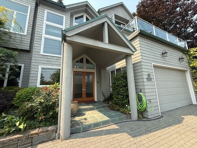 Building Photo - 7275 N Mercer Way