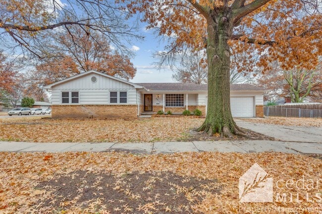 Building Photo - Mid Century 3 Bedroom