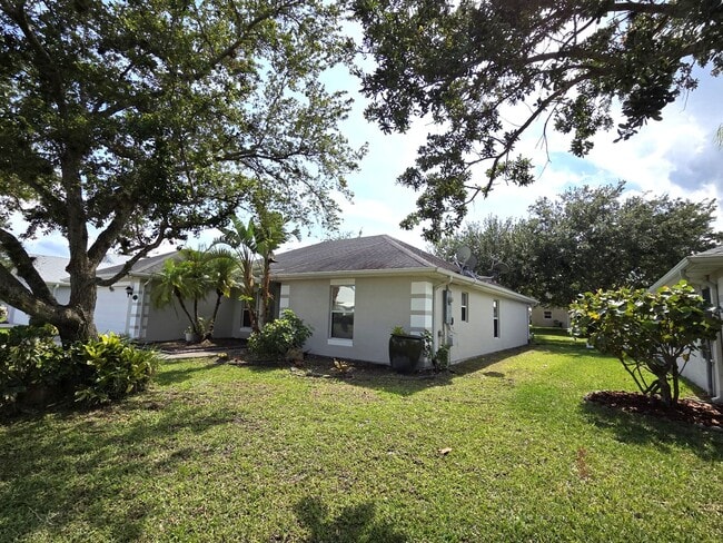 Photo - Spacious Rooms~Sunny~Large Yard~4Beds~3Bat...