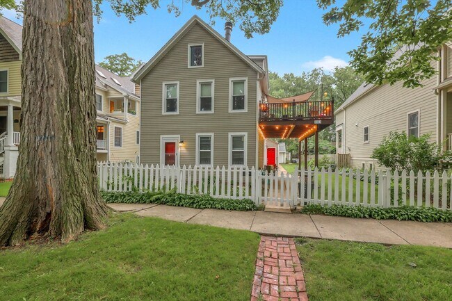 Building Photo - 2123 Wesley Ave Unit 1