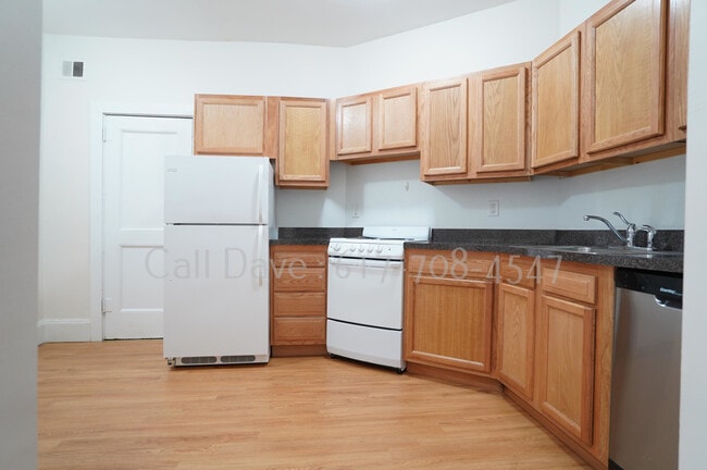 Building Photo - 1589 Beacon St Unit 4