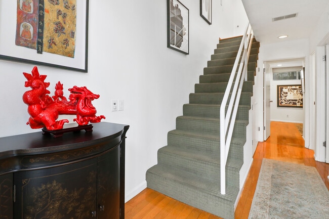 Photo - 821 Bay St
