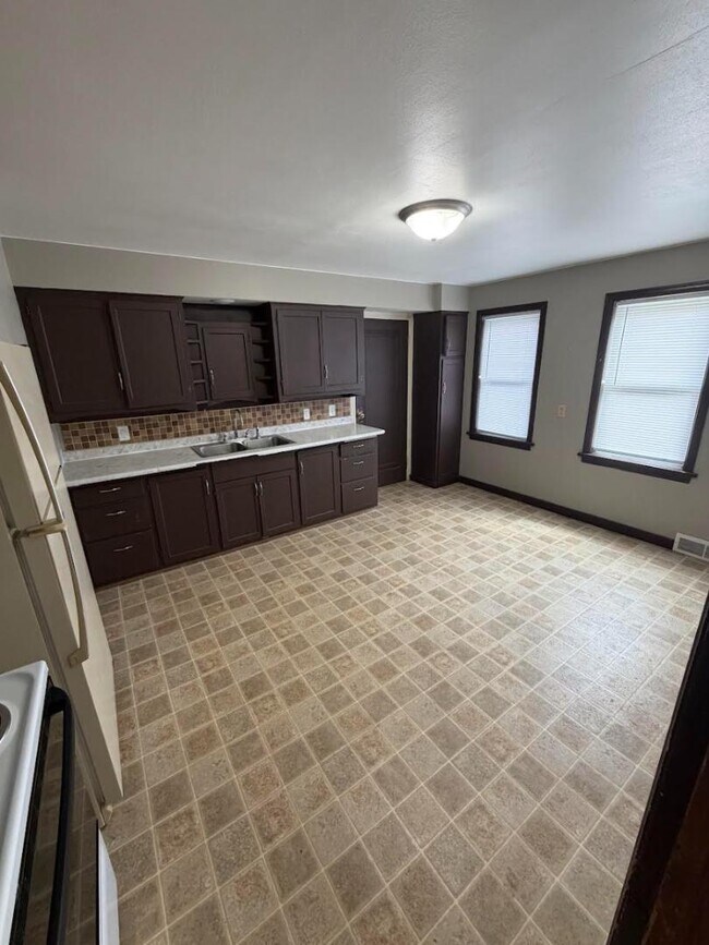 116 W Maes Ave