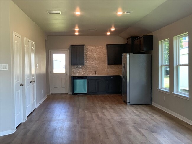 Photo - 619 W Bayshore Dr