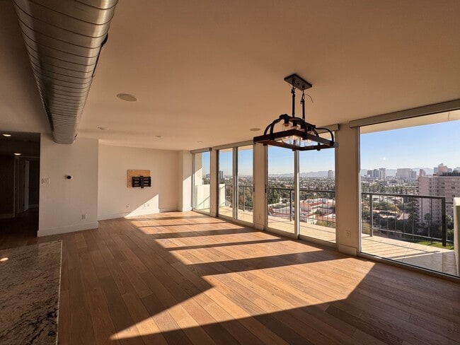 Building Photo - Luxury 2 Bedroom Condo Available at Regency House in Central Phoenix! Unit 1502