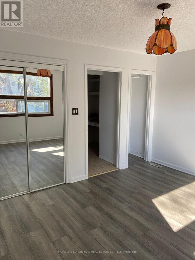 Photo - 1263 Woodbine Ave