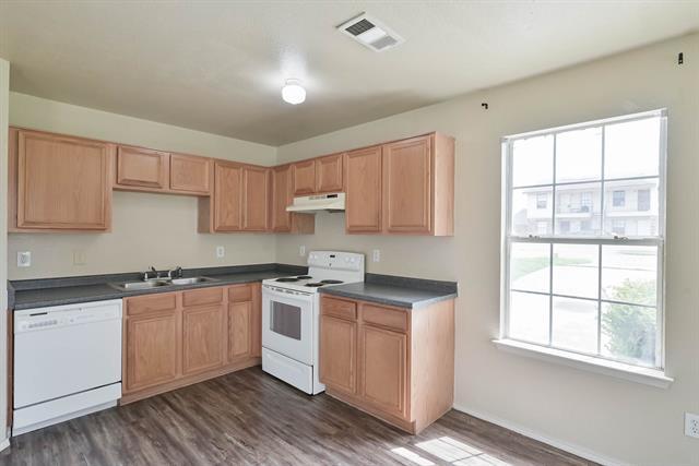 Photo - 404 Kings Way Dr