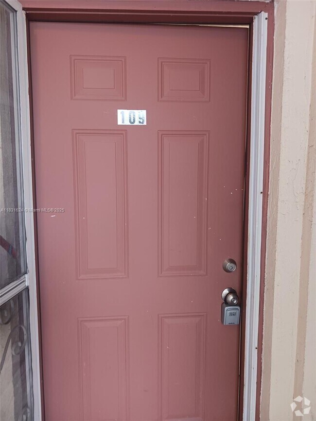 Building Photo - 5900 NW 17th Pl Unit 109 Rental
