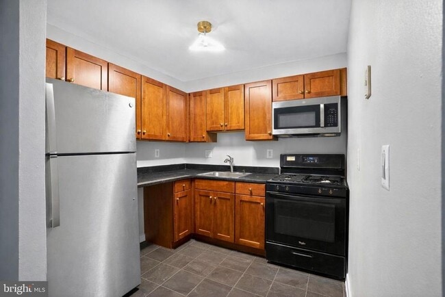 Building Photo - 3105 Naylor Rd SE Unit 101