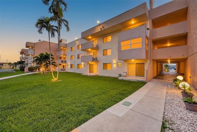 Building Photo - 10300 Coral Wy Unit C25