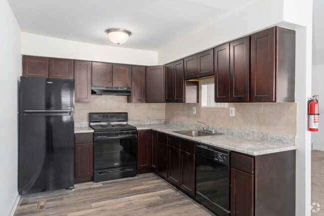 2BR, 1BA - 850SF - Kitchen - Madison Manor Apartments