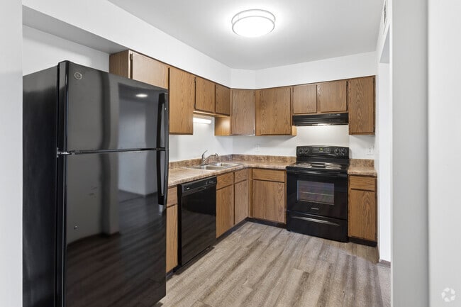 2BR, 2BA - 1,000SF - Kitchen - Pine Tree Village Apartments