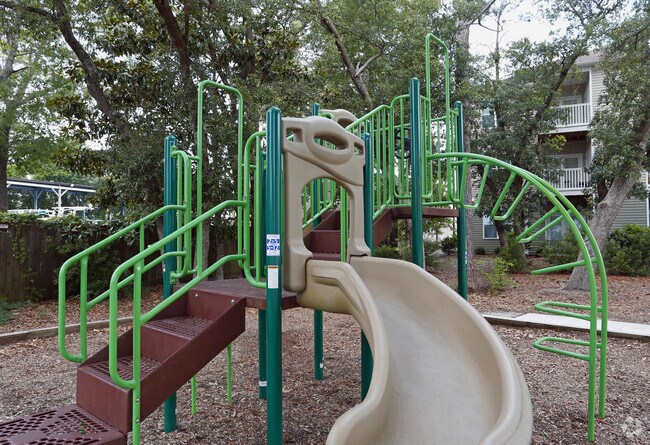 Área de juegos para niños - The Park at Three Oaks Apartments