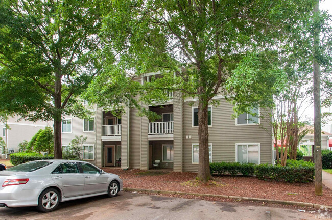 Building Photo - Room in Condo on University Ct