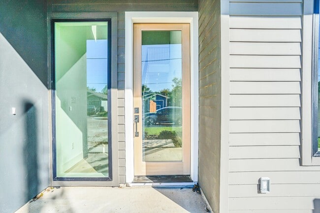 Photo - 1711 Nomas St