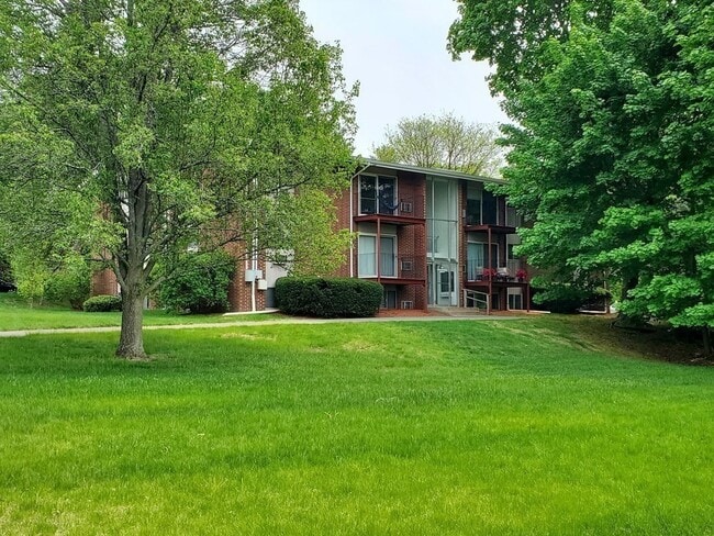 Building Photo - 10 Longwood Dr Unit 10