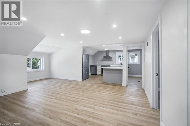 Photo - 10 Comet Ave