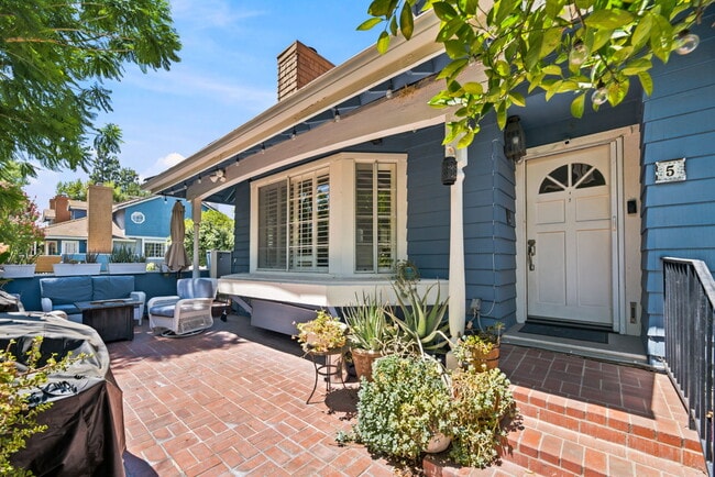 Building Photo - 18721 Hatteras St Unit 18721 Hatteras St 5 Los Angeles, CA 91356
