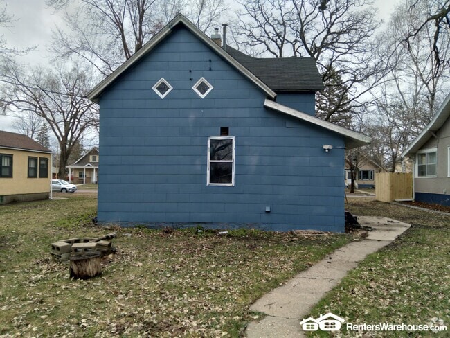 Building Photo - 225 3rd Ave S Rental