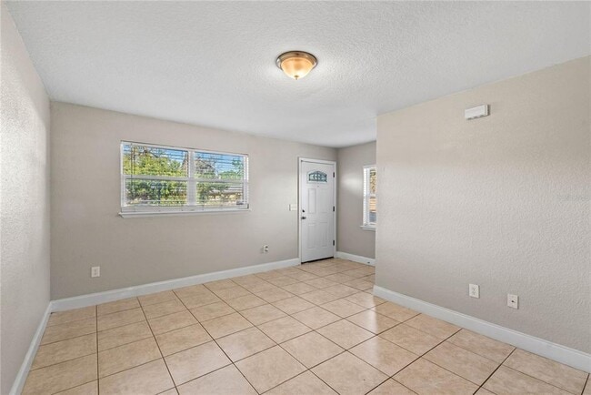 Photo - 210 N East St