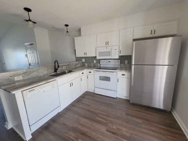 Building Photo - 2 bedroom 2 full bath condo