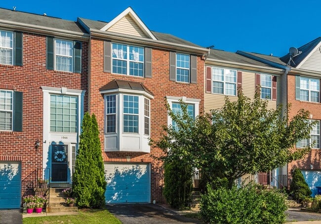 Building Photo - Fantastic Townhouse w/ Garage - Quick High...