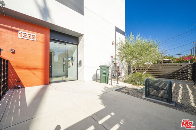 Building Photo - 1229 S Kingsley Dr Unit 301 Rental