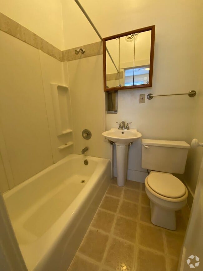 Building Photo - Spacious One Bedroom on the Northside Unit 10 Rental