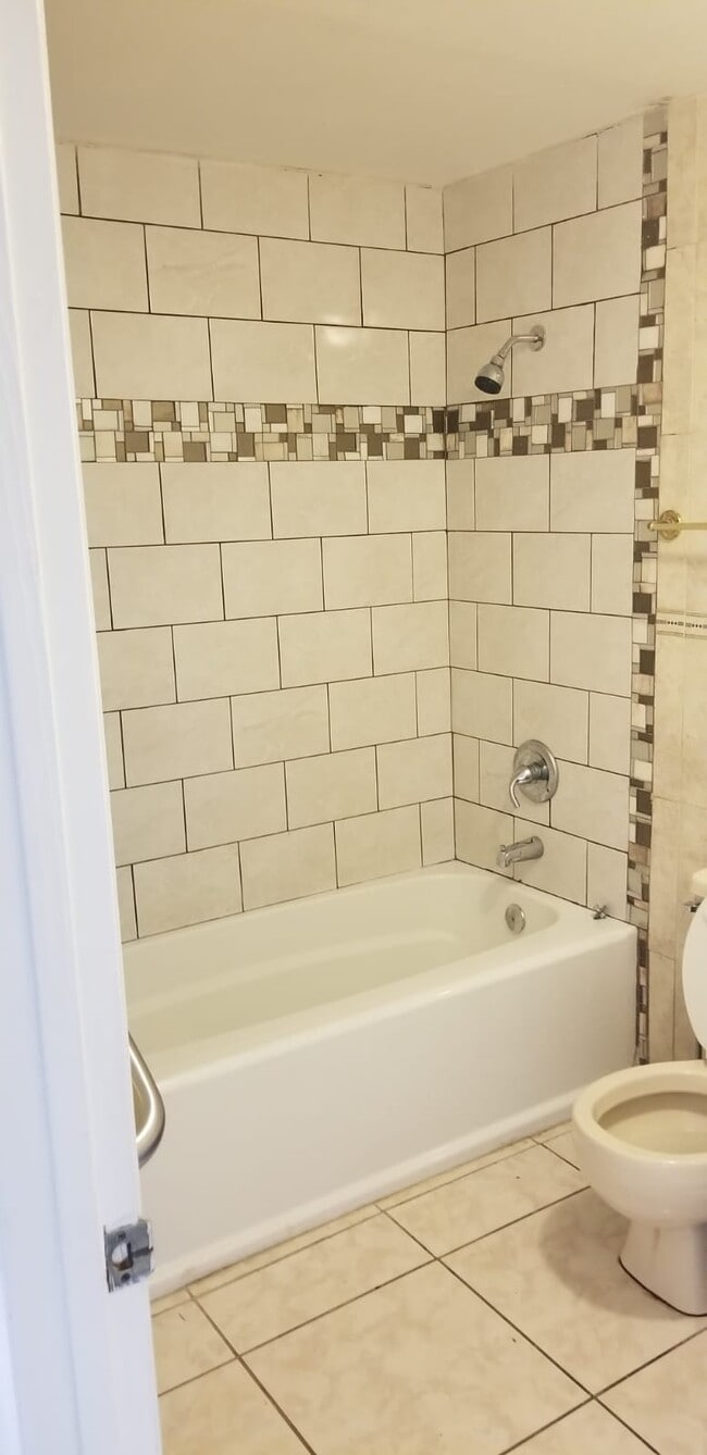 master bath - 915 W Portage St