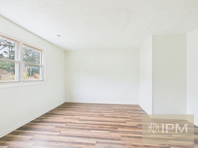 Building Photo - Available Now! Cozy 3 Bedroom, 1 Bath Town...
