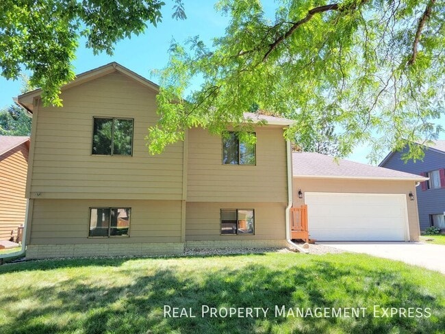 Great 4 Bed 2 Bath House with 2-stall atta... - Great 4 Bed 2 Bath House with 2-stall atta...