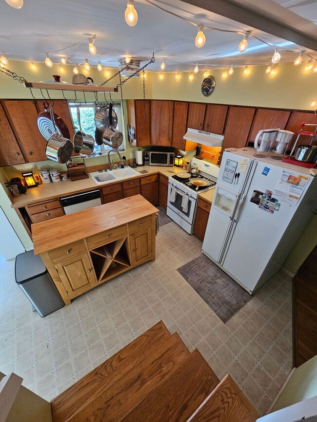 Photo - Charming 3 Bedroom, 2 Bathroom House near Fairhaven!!