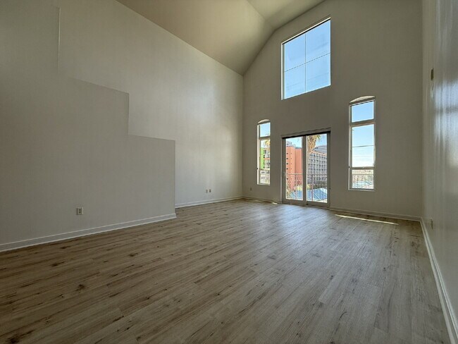Building Photo - Penthouse Loft in Prime Downtown Location! Unit 407