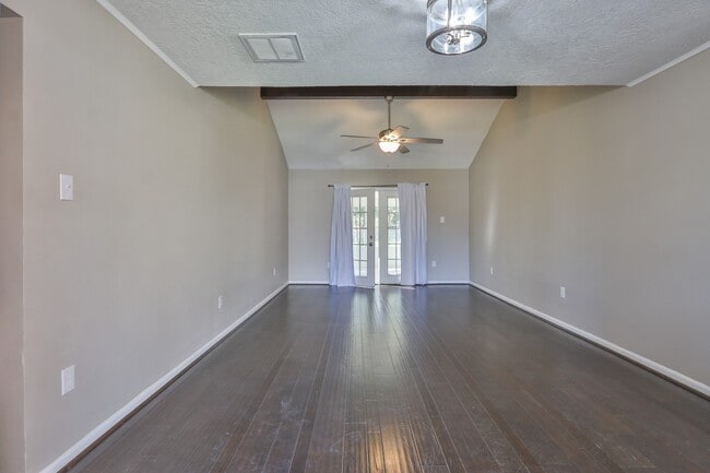 Photo - 506 Castlelake Dr