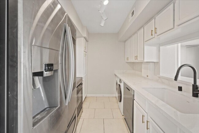 Photo - RENOVATED 3BD/2BA LV COUNTRY CLUB GUARD GATED Unidad 3708