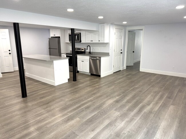 Building Photo - 3881 Ridgeview Way Unit Basement Apartment