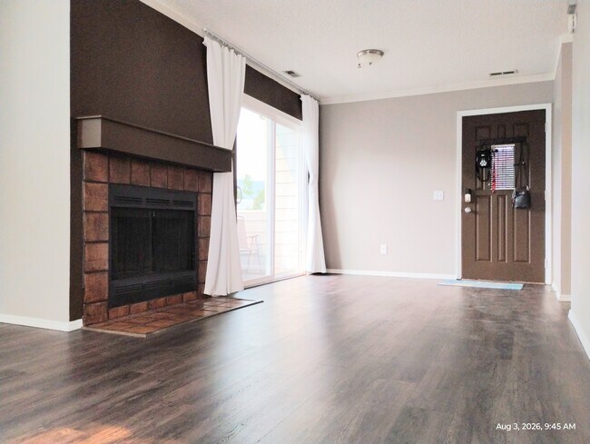 Livingroom with fireplace - 945 Tampico Court