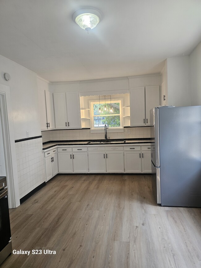 Building Photo - 210 E Chestnut St Unit #1 Rental