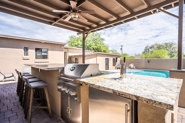 Building Photo - 928 E 6th St Unit 1