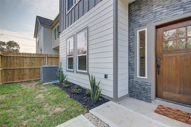 Photo - 9305 Tower St